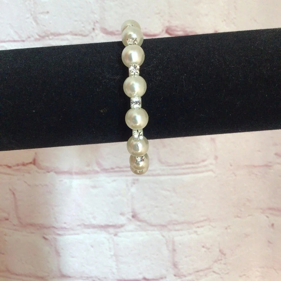 Pearl and Crystal Statement Fashion Bracelet - NWOT - Picture 3 of 4